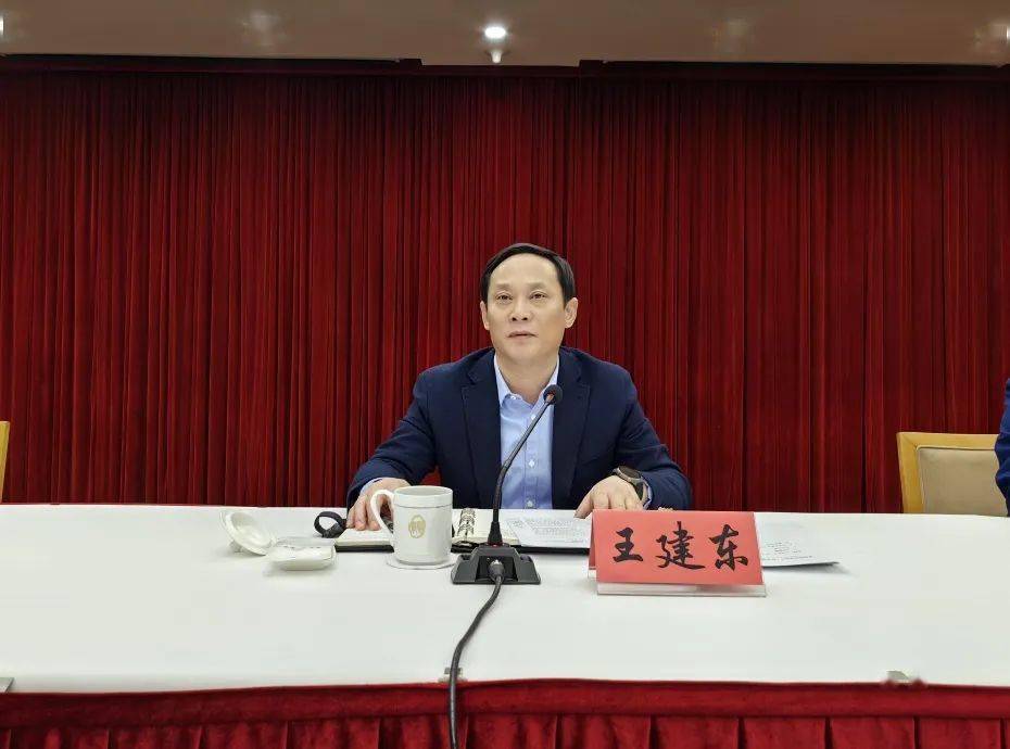 98 区委常委,副区长王建东就全面抓好当前安全生产和消防工作,强调