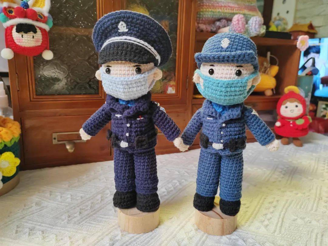 作品:编织《执勤你我》作者:公交总队辅警 王媛媛捕捉专属警察特征,用