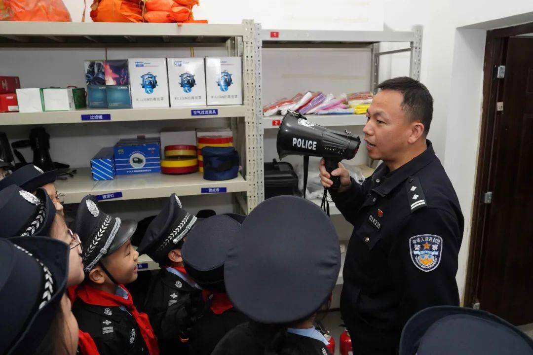 【红领巾晒幸福】少年警校在行动——走进周家渡派出所_综合_公安