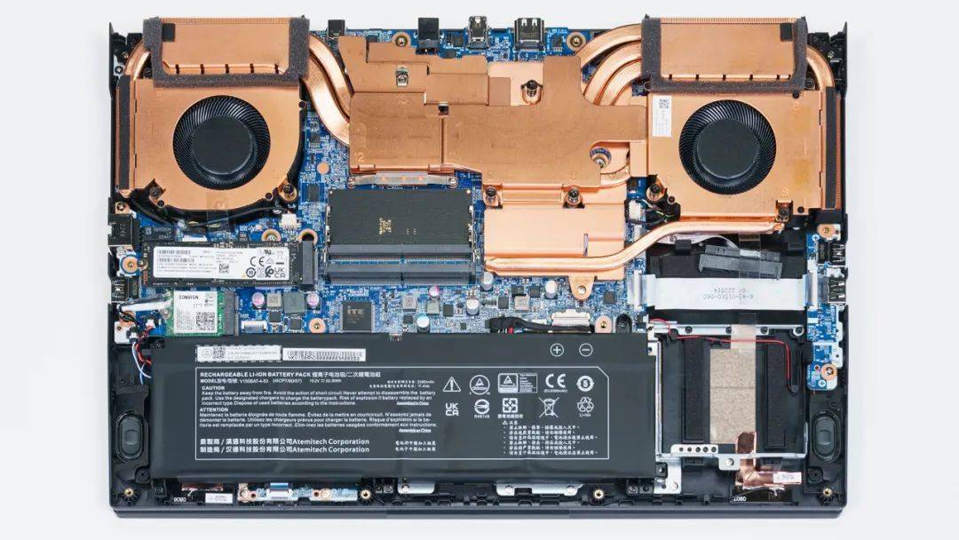 【散热分析】上图是神舟 战神z8r9的拆机实拍图,7热管双风扇的组合