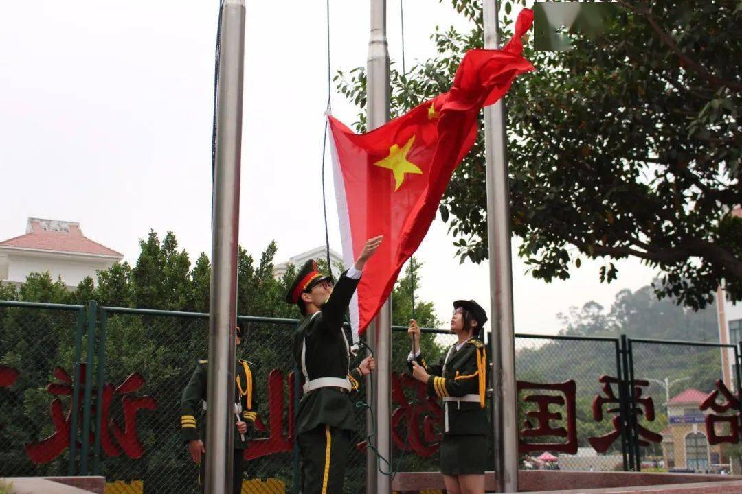 【升旗仪式】红旗高飘扬 青春当绽放 ——漳州一职校校本部举行2022