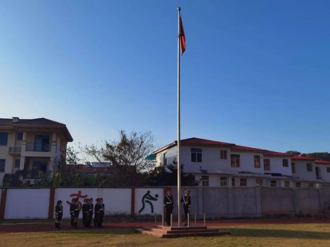 【升旗仪式】以青春之花 结奋斗之果 ——漳州一职校腾飞校区举行2022