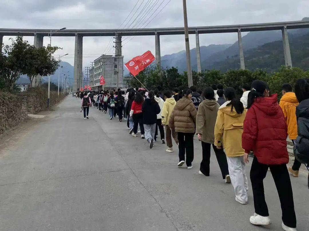 珙县上罗镇中学校举行"爱护校园卫生 共建洁美校园"签名活动,提倡爱护