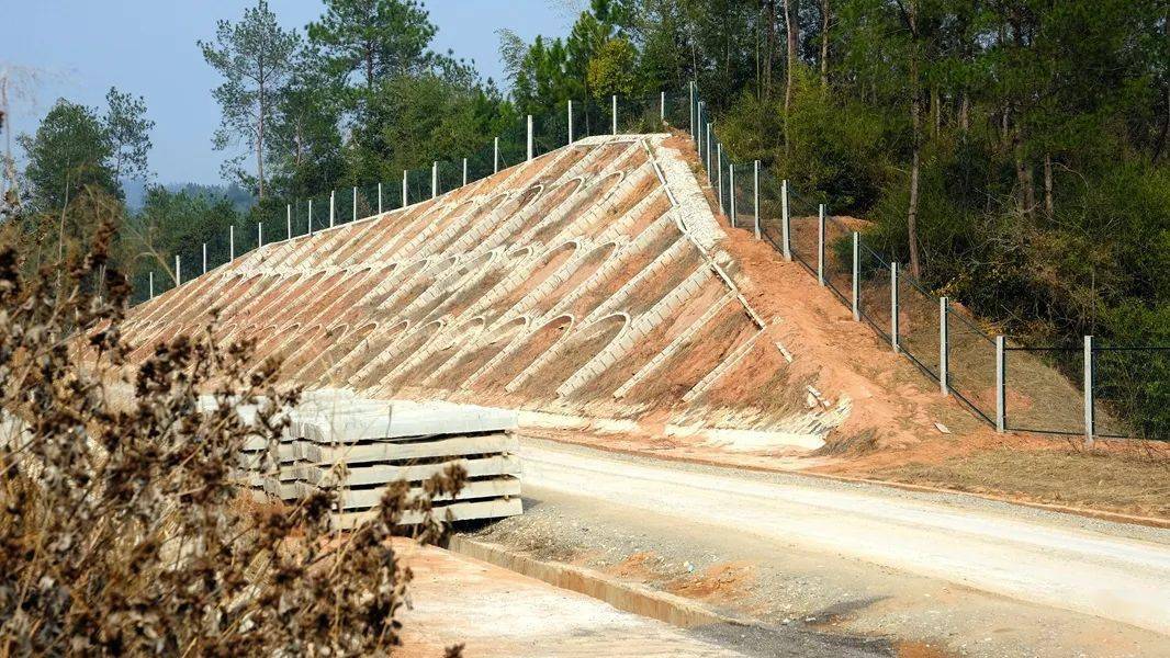 【中铁十一局】当远铁路建设纪实(2023年2月)_进行_排水沟_护坡