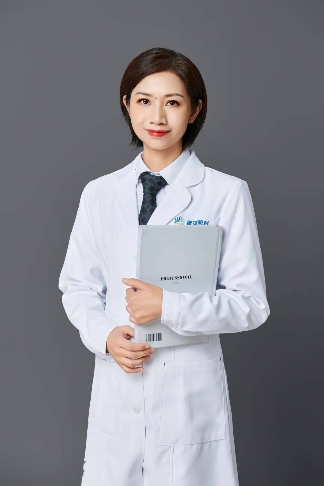 找到她,抢 5 折近视手术名额!_郑茜_服务_屈光
