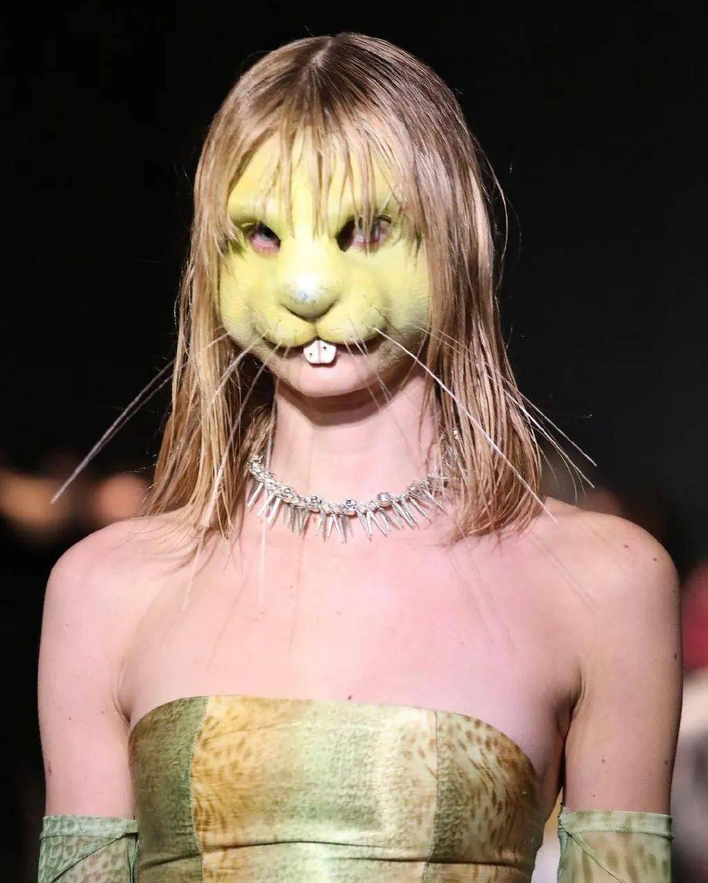 直接让模特打扮成动物,在t台给大家表演模仿秀.