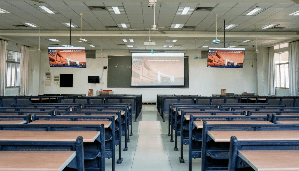 广外投入2000多万元升级改造了白云山校区,大学城校区共300多间教室