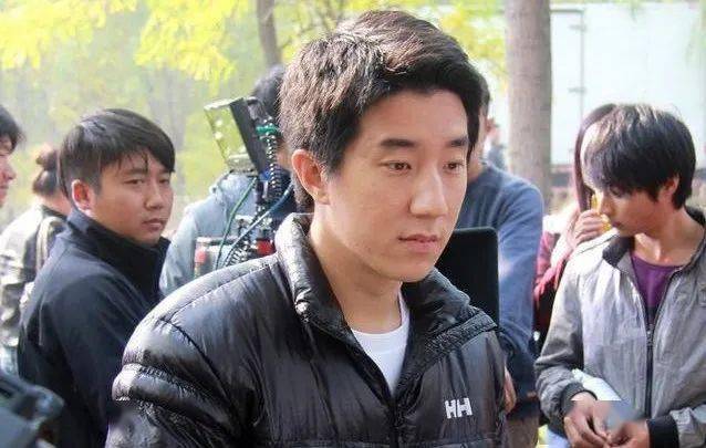 房祖名出狱当天,成龙并没有去监狱门口接他,这让他在回家的路上感到