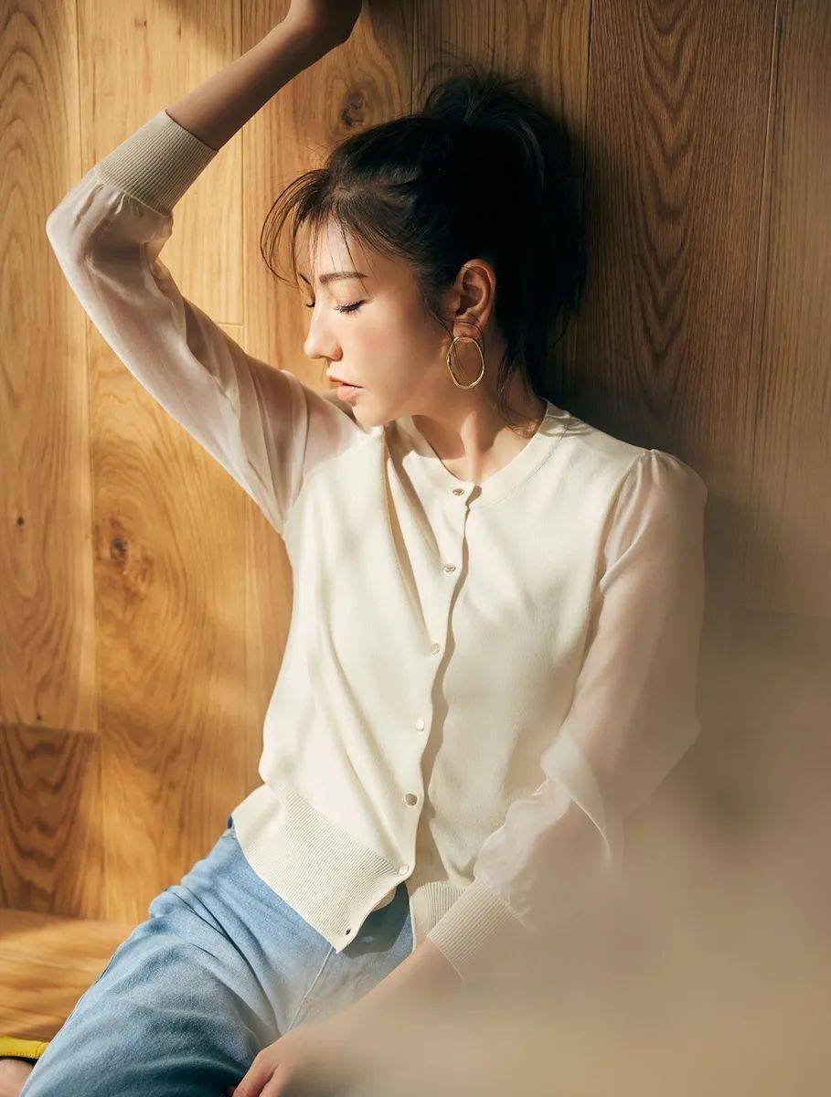 潮搭汇丨日本模特美香的成熟风穿搭_黑色_上衣_紫色