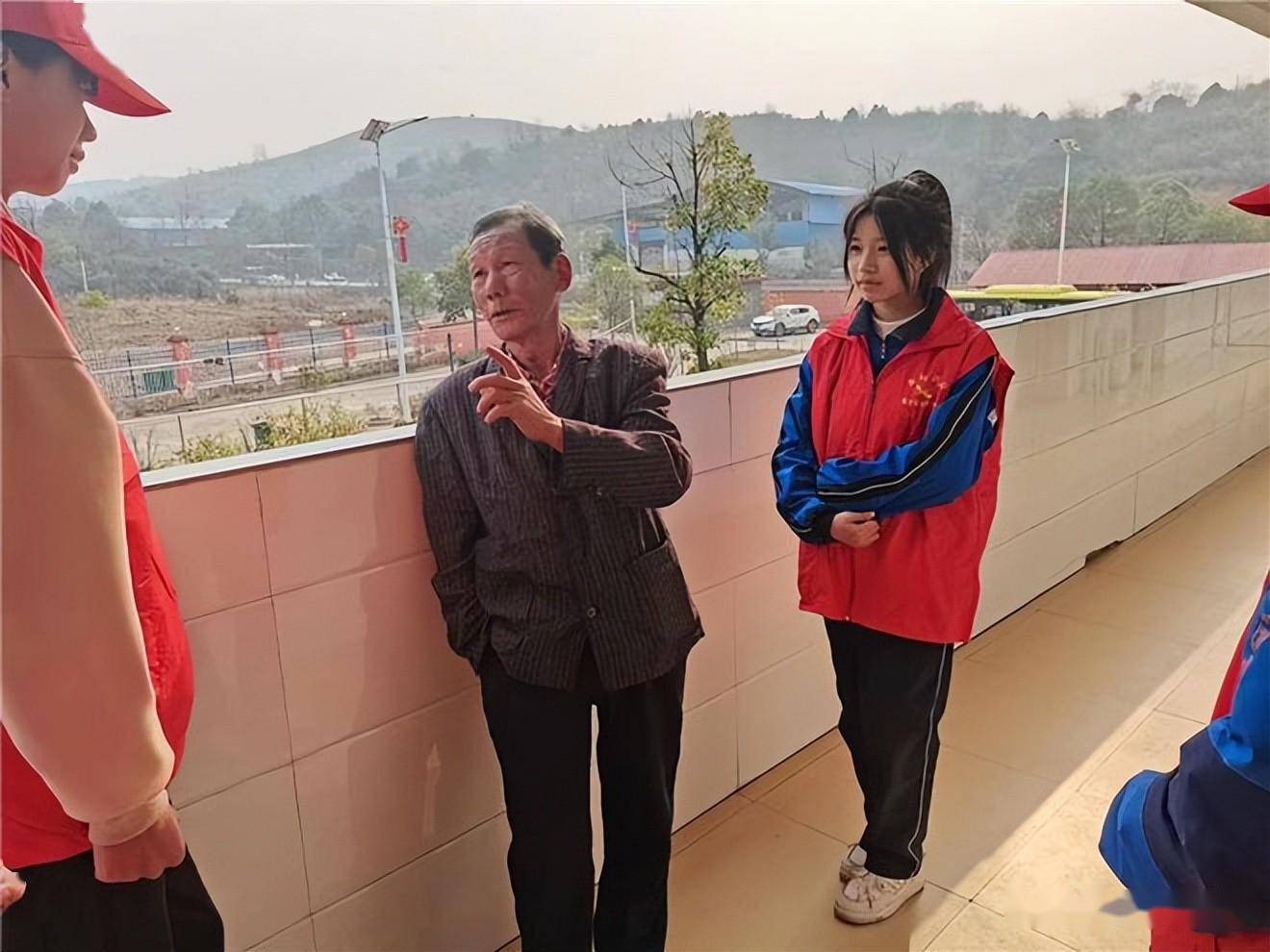 常宁市松柏中学开展"学雷锋"主题教育系列活动_孤寡老人_慰问_精神