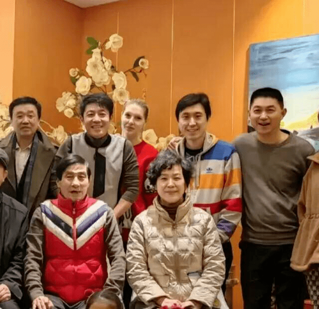 撒贝宁全家福曝光,混血龙凤胎正脸太可爱,亲妹妹颜值高似明星!