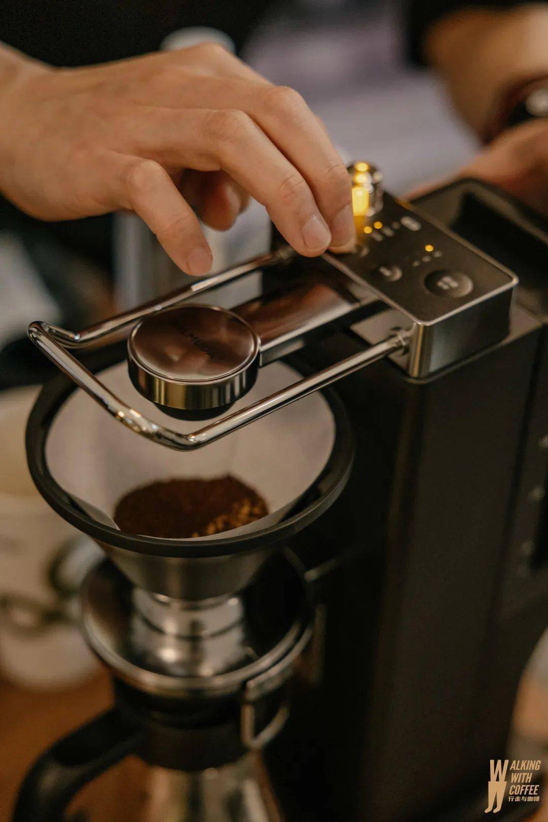 日本手冲咖啡大师承认:ta冲的这杯咖啡更好喝_brew_the_康夫