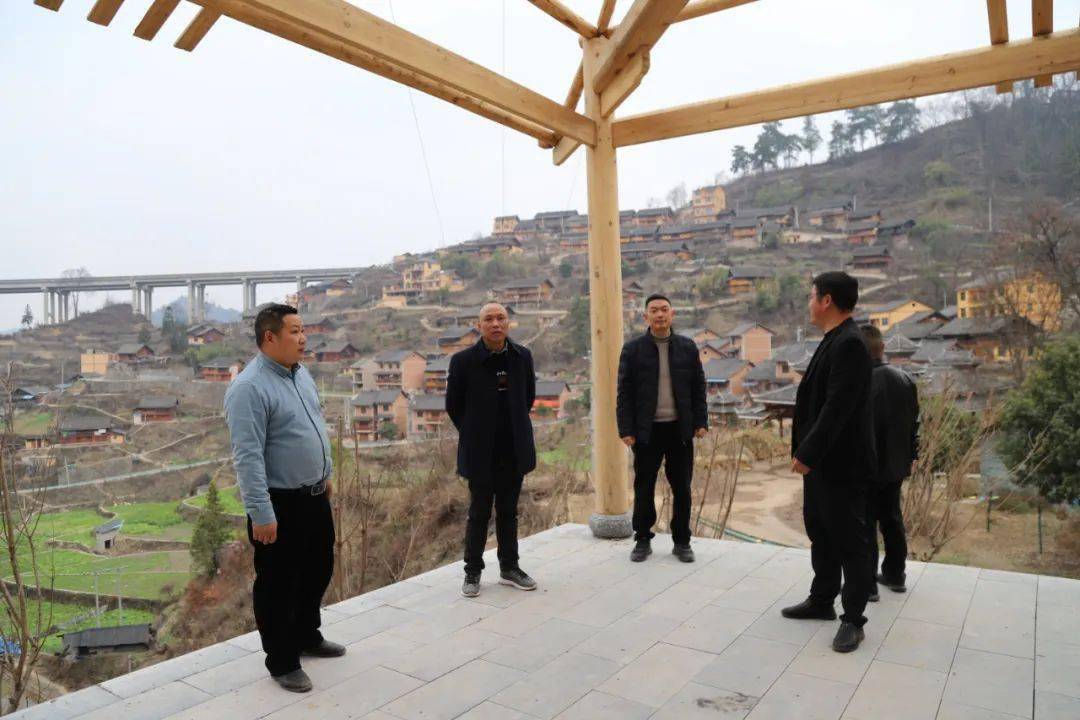 在报京大寨,何昌平一行先后到亚么停车场,民宿,讨