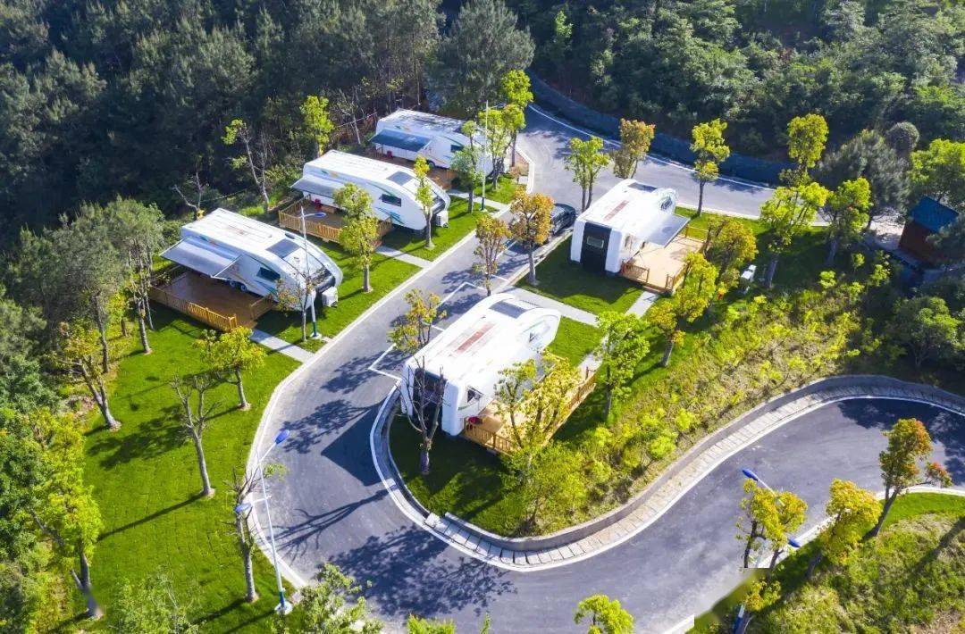 中南百草原房车营地配套设施完善并且设有专用的停车场供自驾的露营者