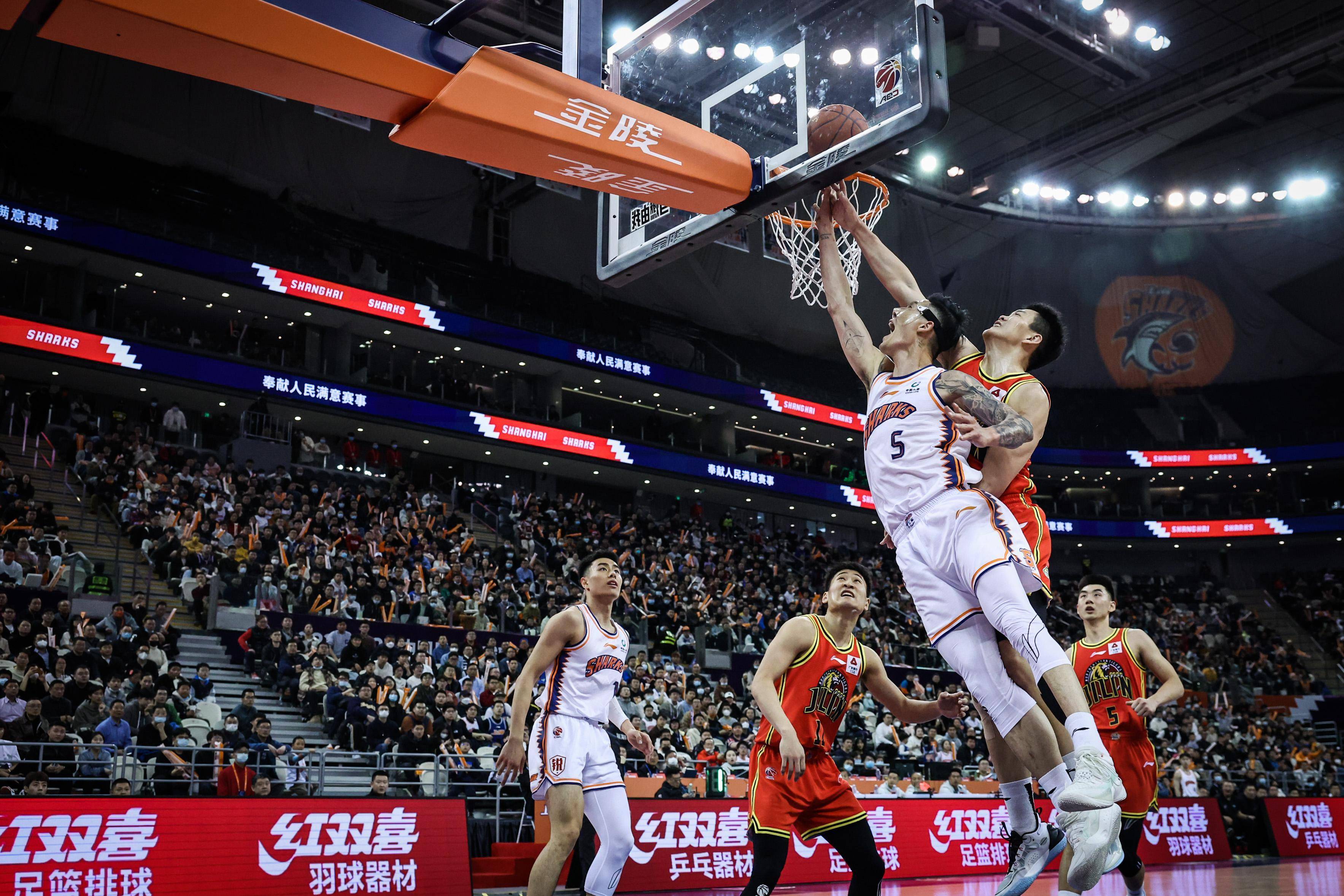 上海久违的篮球氛围终于回来了_比赛_球迷_摄影