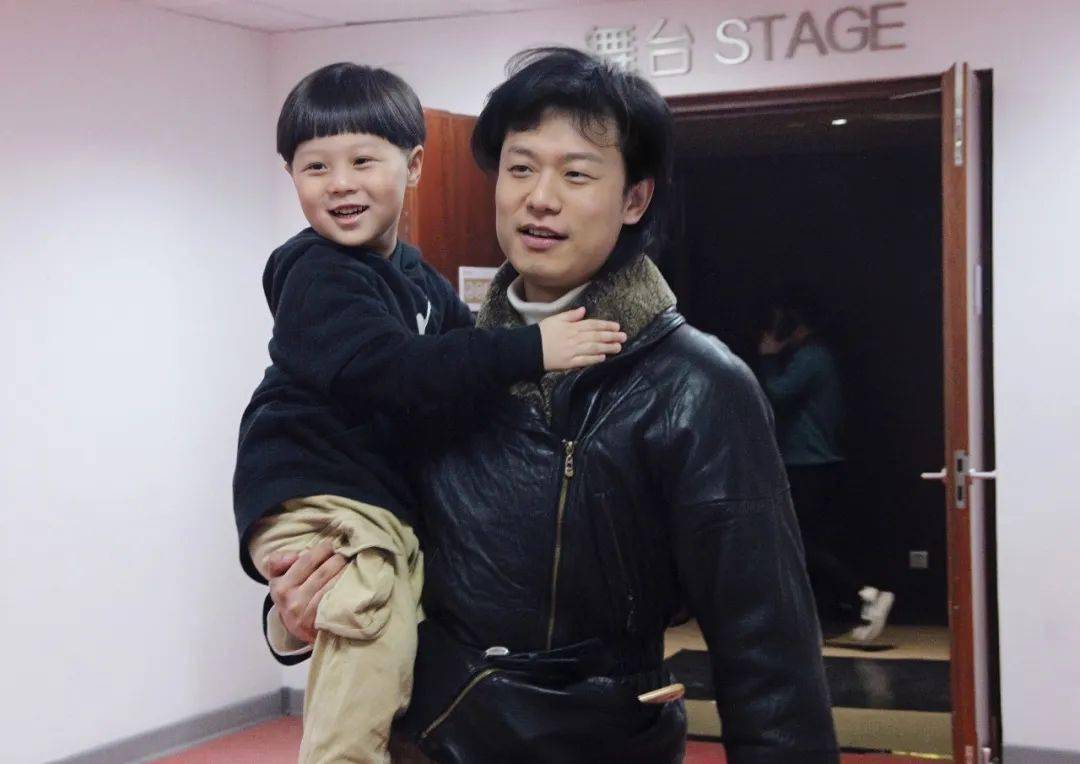 音乐中方执行导演带领小演员谢廖沙的表演片段老师带领小演员初次排演