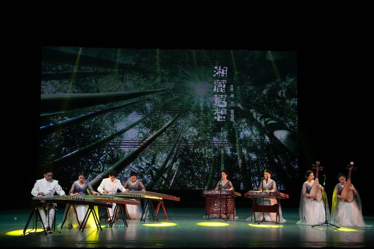 钢琴演奏与舞蹈表演中落下帷幕,《采槟榔》《辣椒歌》《思情鬼歌》