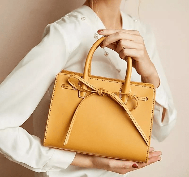 女人春天选包包,凑齐3个"流行色",裙子风衣随便搭配都好看!