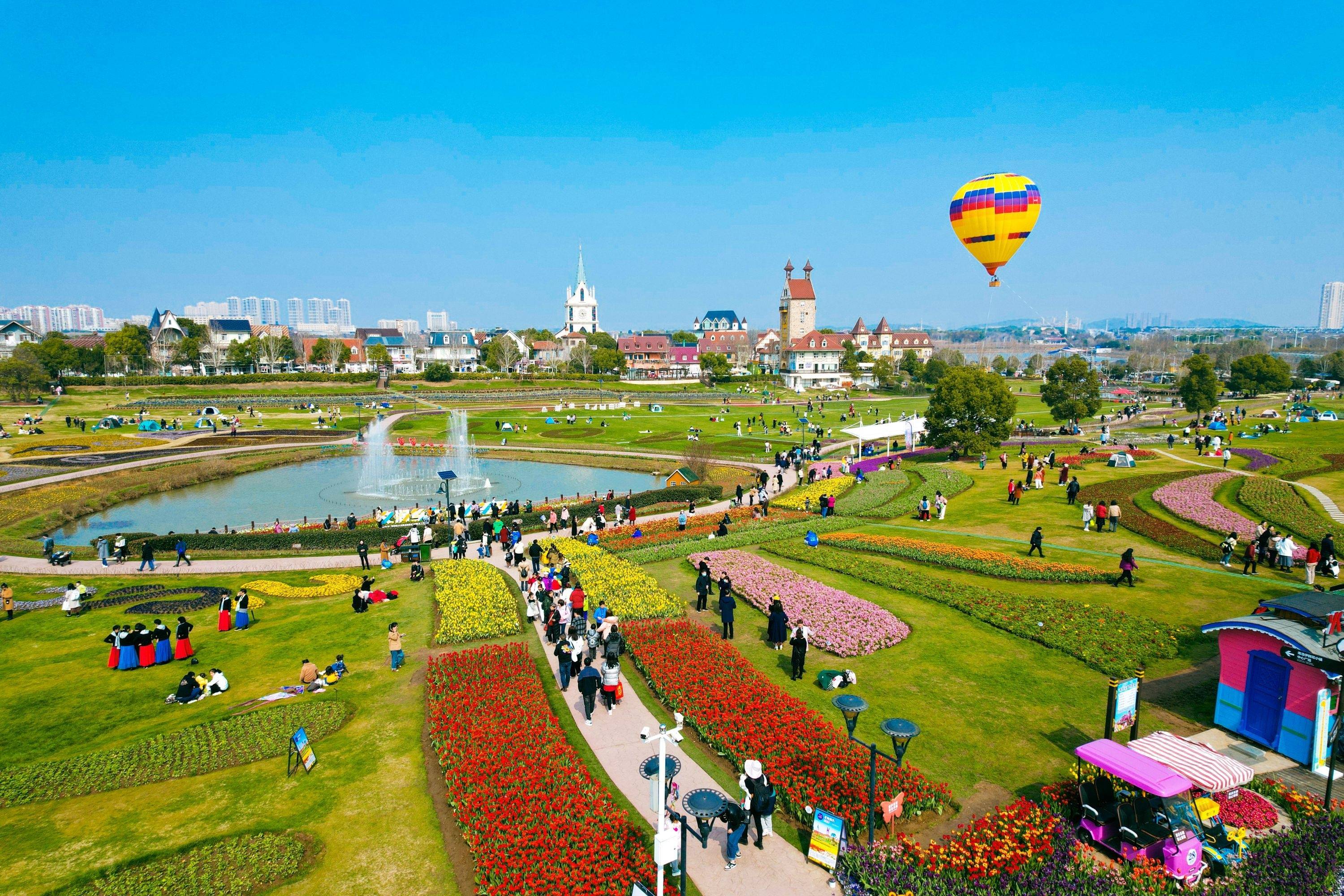 蔡甸花博汇景区,各种鲜花竞相绽放,游客还可以乘坐热气球空中赏花