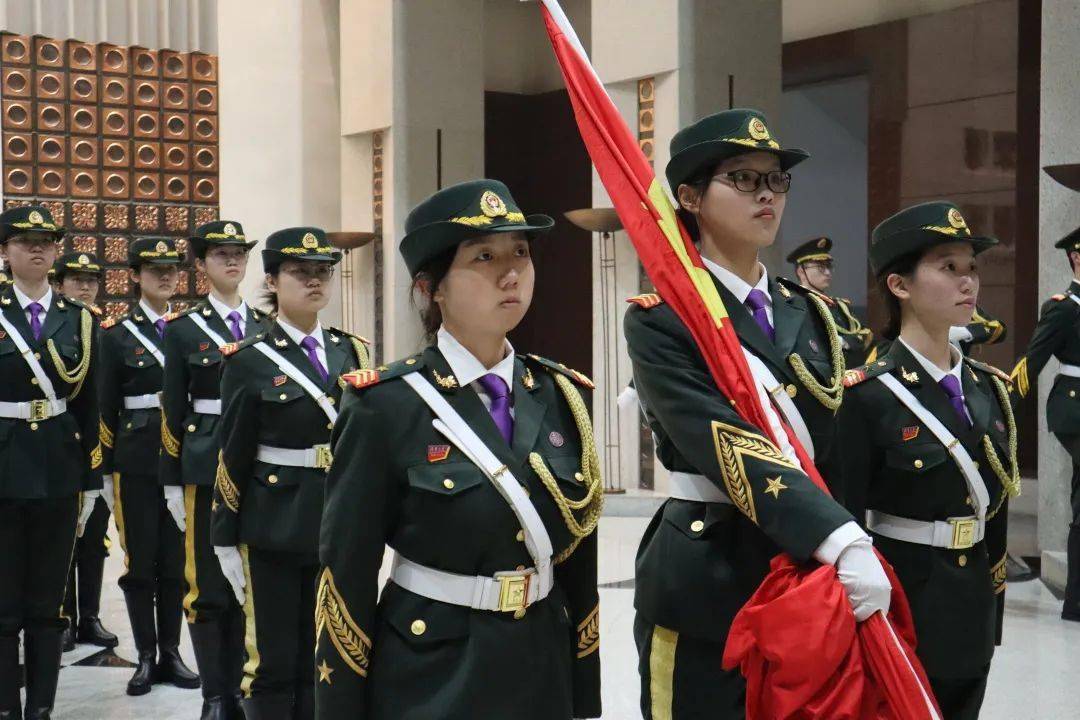 记女生节出旗暨29届队员第一次出旗_训练_队列_正步