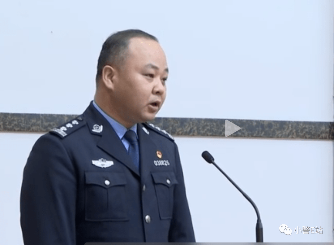 省公安厅领导带队专程到黄山市公安局,为荣获个人一等功的张毅同志送