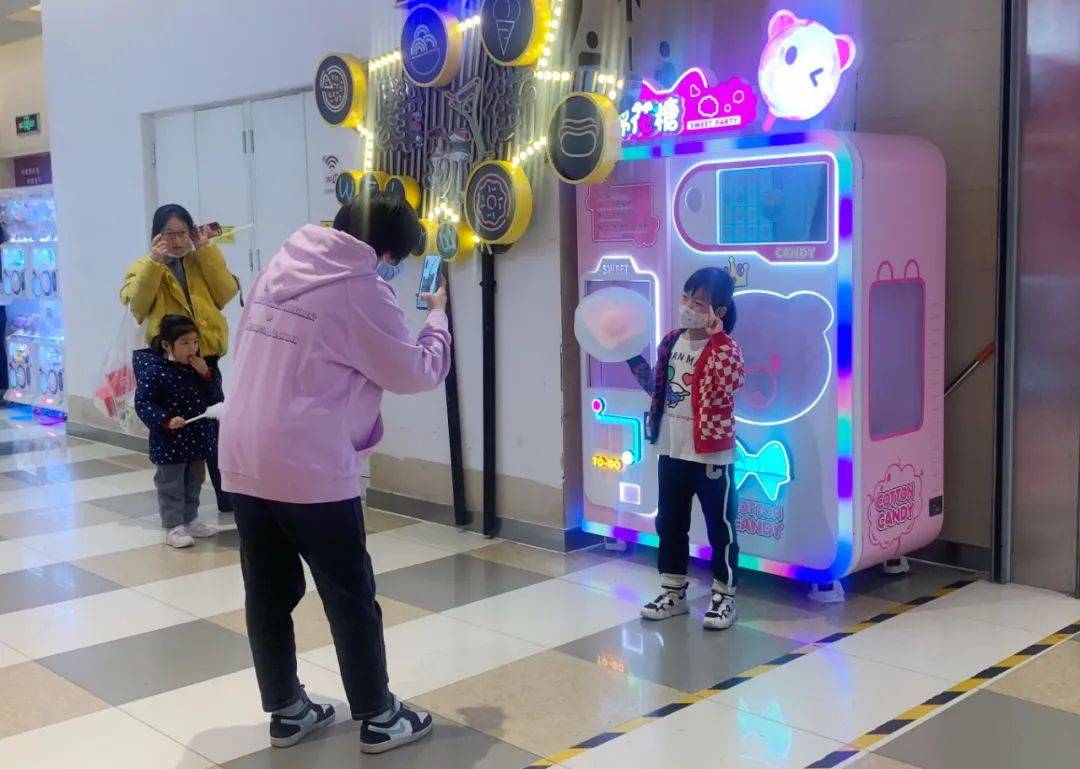 本报讯(记者 李菖鹂)"扫码下单后,两三分钟时间就能自动做出一支漂亮