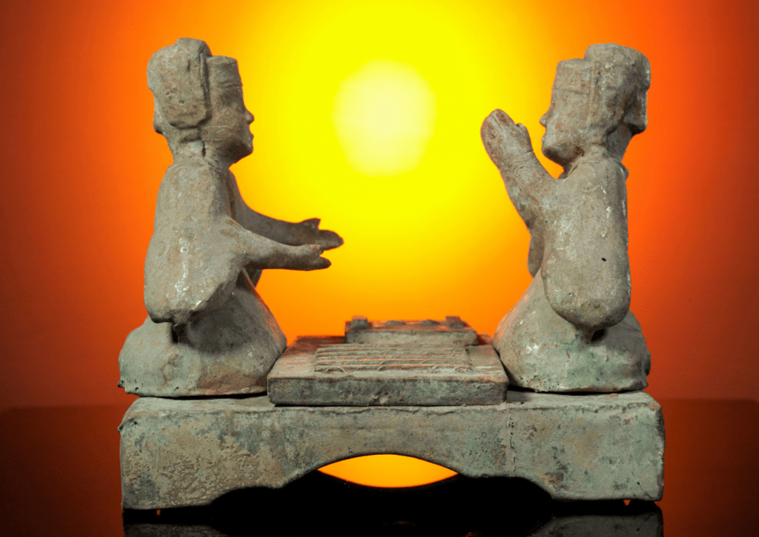 博物院丨东汉六博俑投箸行棋