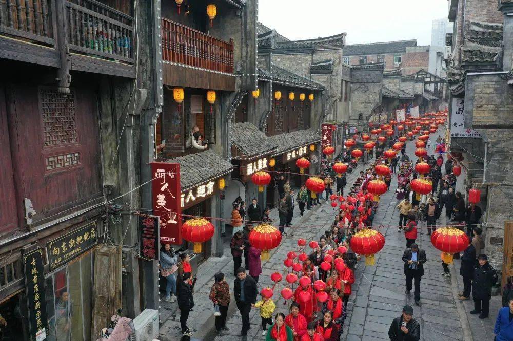 花烛节,千年婚俗再现新化向东街,上万人观看._文章_来源_农历