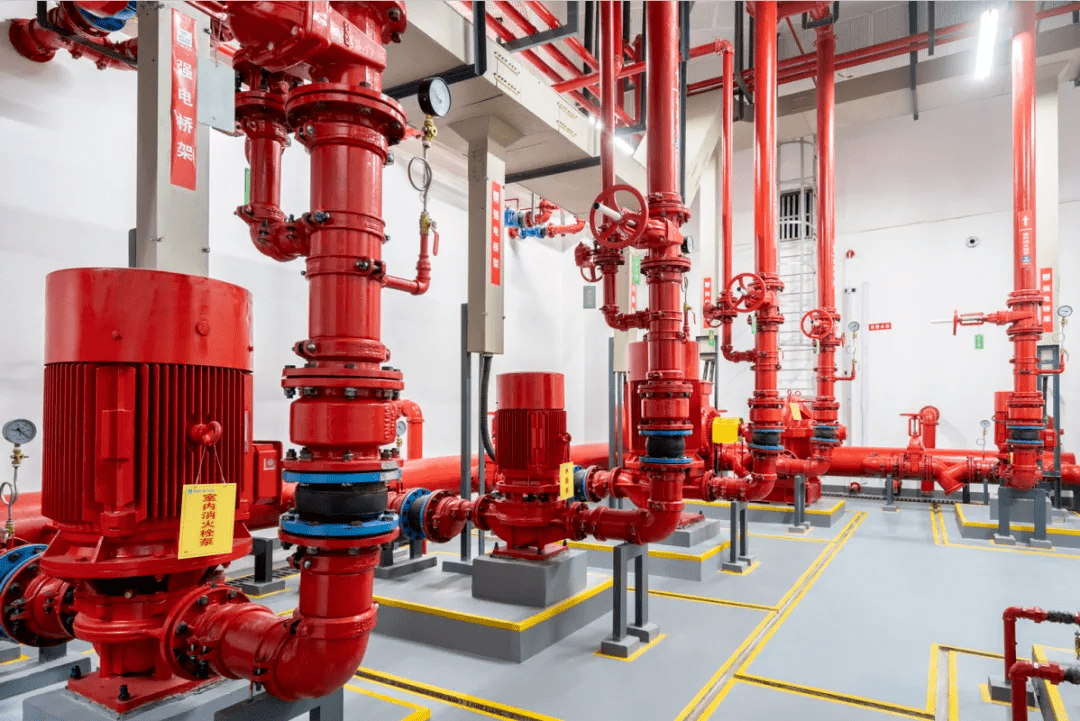 消防水泵房管道布置合理美观支吊架设置合理,牢靠设备