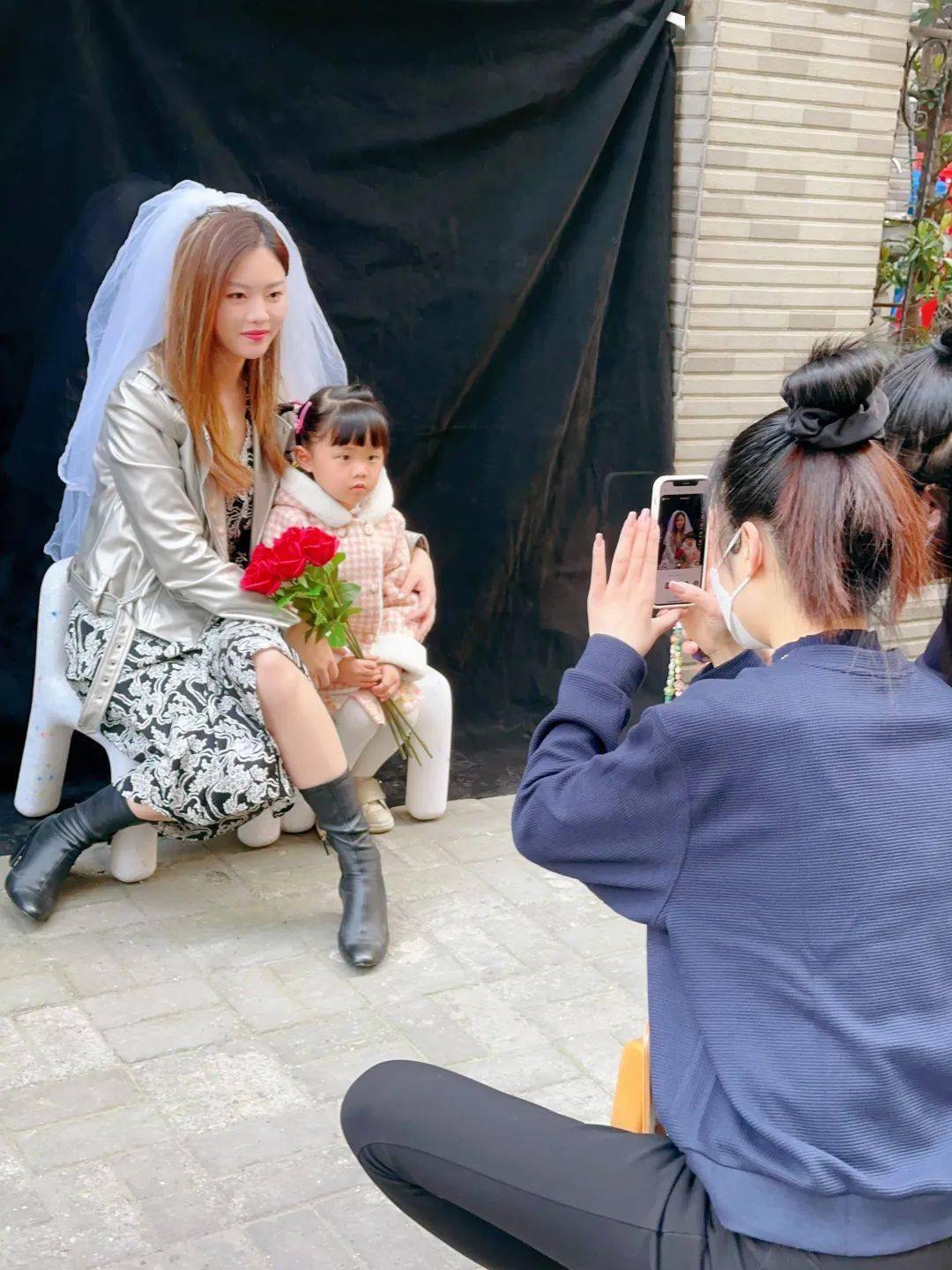来园环节的"创意亲子照",让妈妈,奶奶,外婆们置身于幸福"海洋