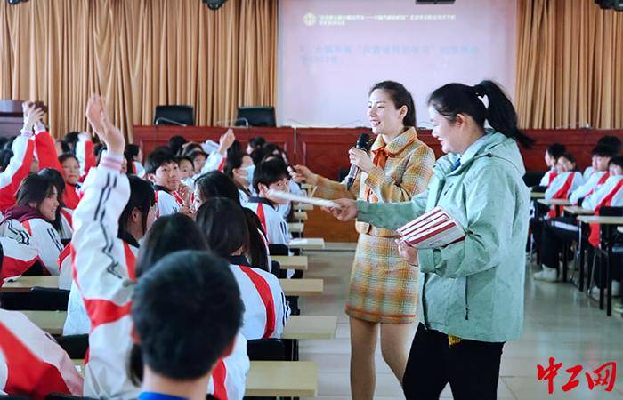 阜阳市颍东区:巾帼劳模进校园 事迹宣讲催人进_问答_活动_职业