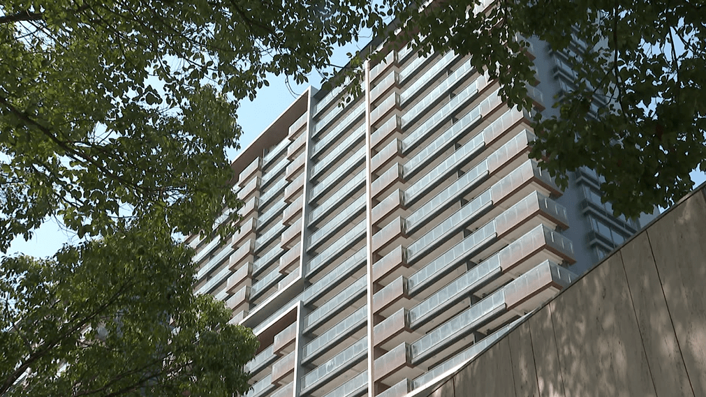 温州市区知名楼盘被曝光！霸王条款令人咋舌_销售_意向_女士