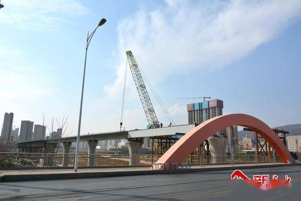 天水有轨电车藉河特大桥跨迎宾桥钢箱梁开始架设_箱体_人员_工程