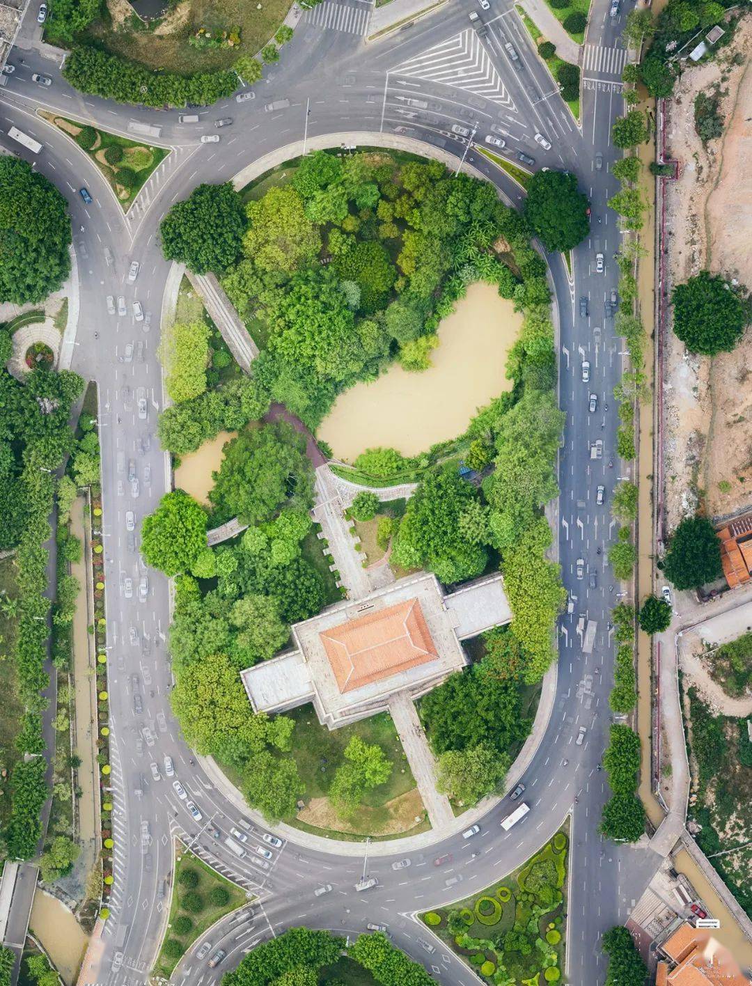 临漳门位于鲤城区新门街西侧城西路笋江路和江滨路的圆盘交汇路口