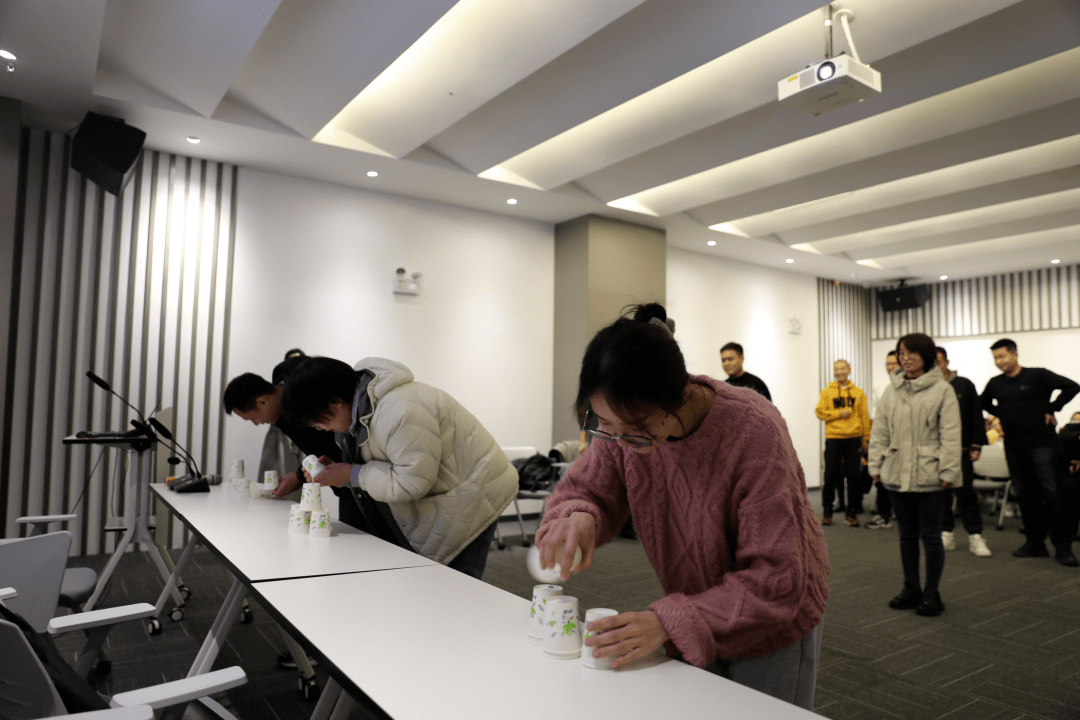 刘传伟对青年干部们展示出的青春朝气表示肯定和赞赏.