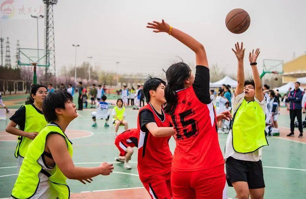 市未央区中学生三人制篮球赛"在西航二中汉都新苑中学分校篮球场开赛