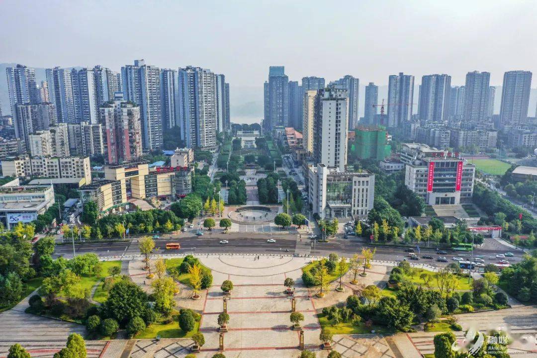 作者:张灿彬本次大赛120幅(组)作品还在江津元帅广场展出吸引了大量