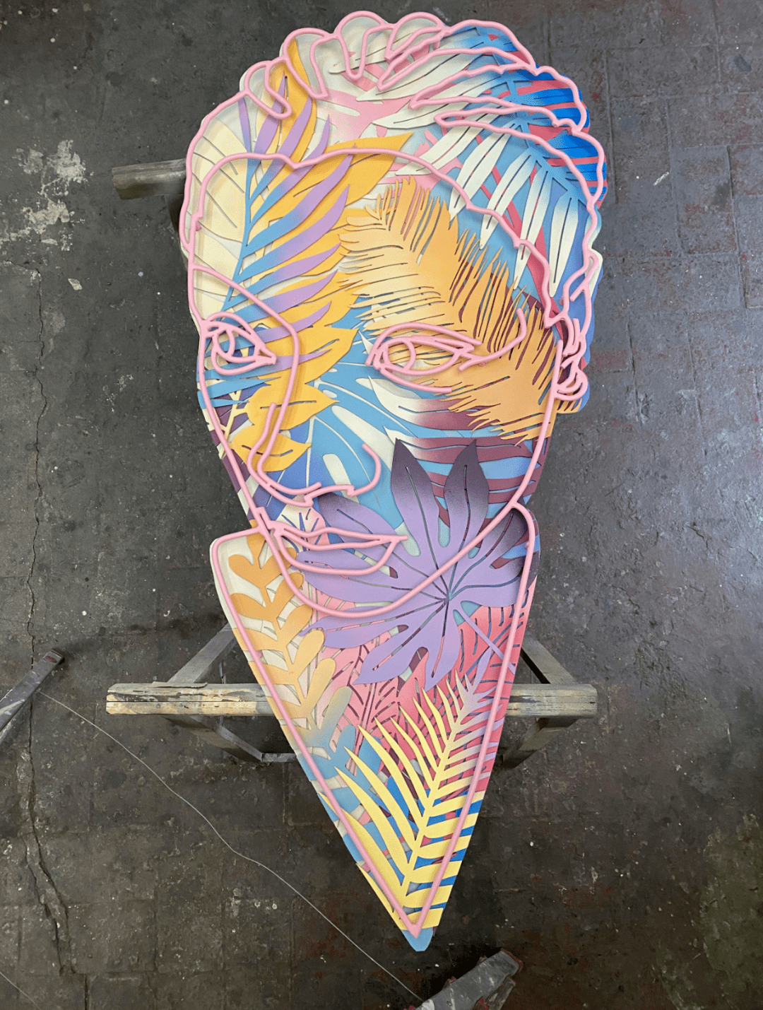 钢铁直男艺术家 铁为颜料电焊为笔_在线_铅笔_气质