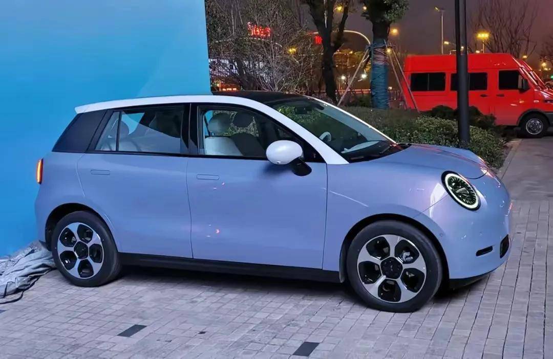 预计10万起售,新款江淮ev3实车亮相,内饰酷似特斯拉_搜狐汽车_搜狐网