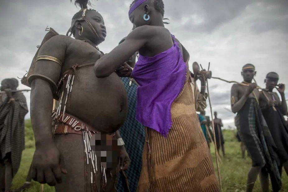 在这个地方,男的肚子越大她们就越兴奋_博迪_部落_肚皮