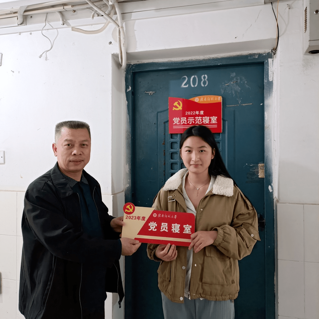 新闻与传播学院举行学生"党员寝室"挂牌活动_建设_罗正云_先锋