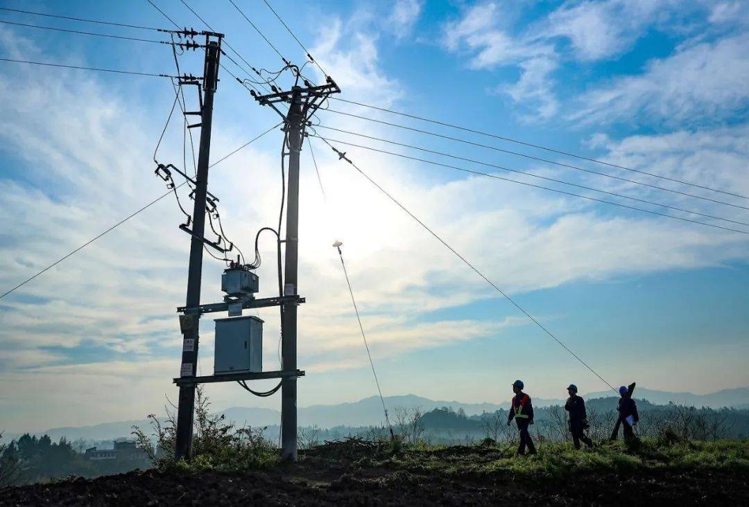 华蓥:农电工春耕时节忙保电