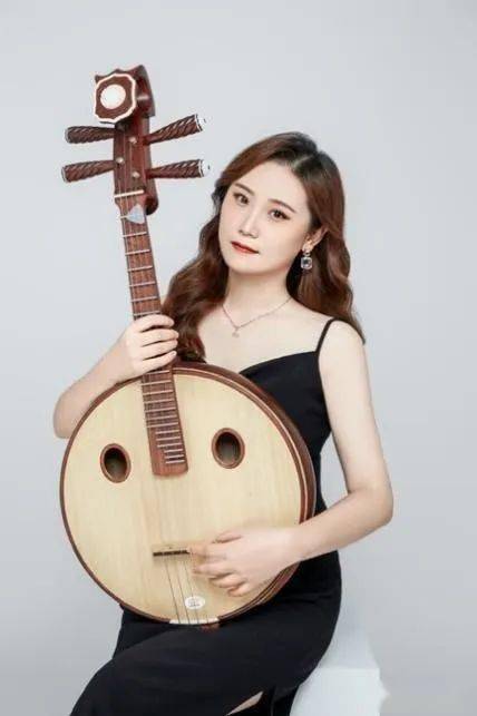 主奏 李彤广东音乐曲艺团青年阮咸演奏员主持人:朱英瑞(广州广播电视