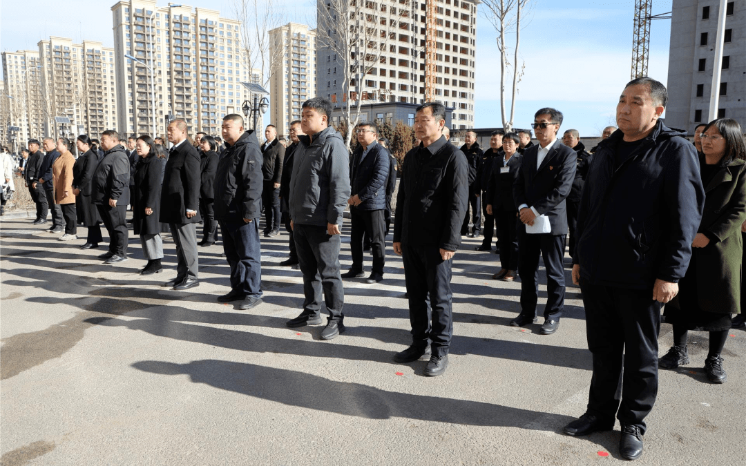 盟委副书记,政法委书记李洪才,盟委委员,乌兰浩特市委书记杨冀鹏共同