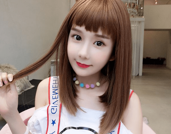 大脸妹想留中长发，可以试试这几款发型！显脸小的同时还很潮流