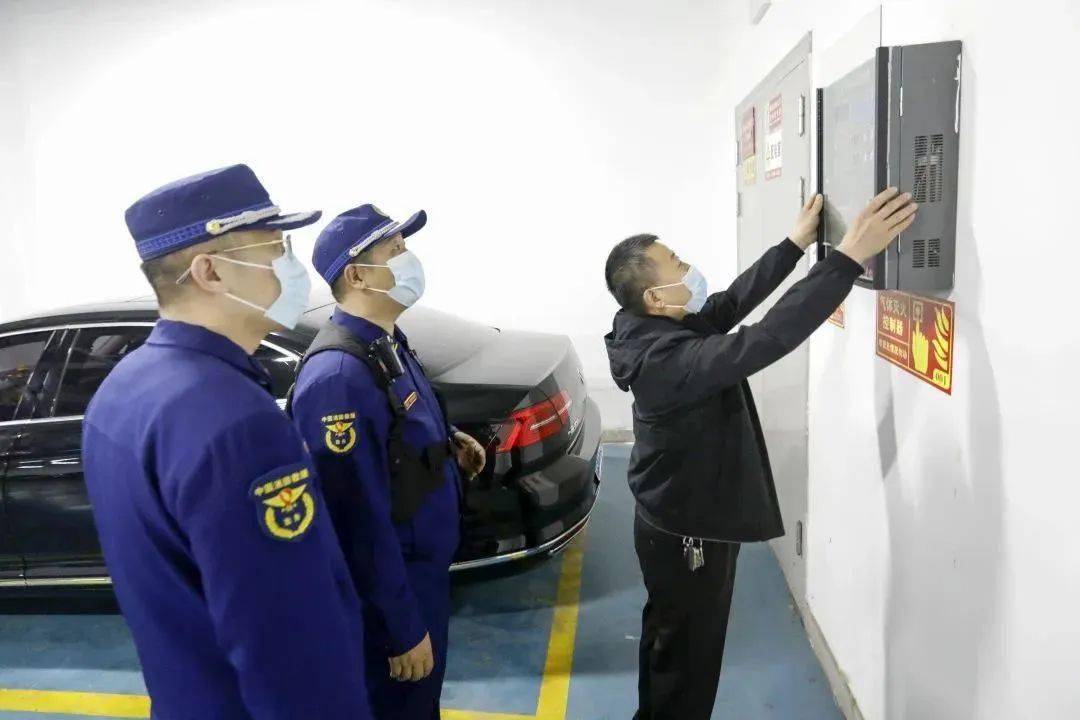 消防检查再"加码" 严查细查保平安消防监督员实地检查了消防中控室