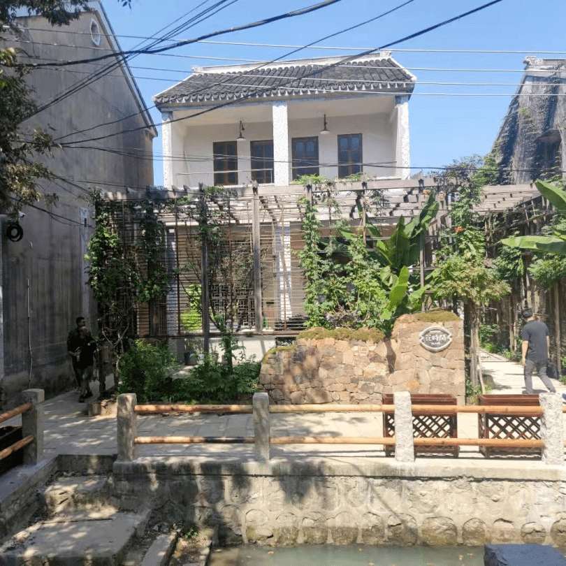 東頭西頭歷史遺存眾多有清乾隆年間建造的福慶橋此外漫山小學,三官堂