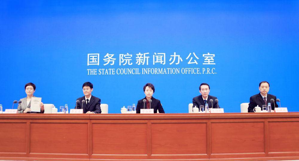 让互联网在法治轨道上健康运行——国新办发布会聚焦新时代的中国网络法治建设_普法_立法