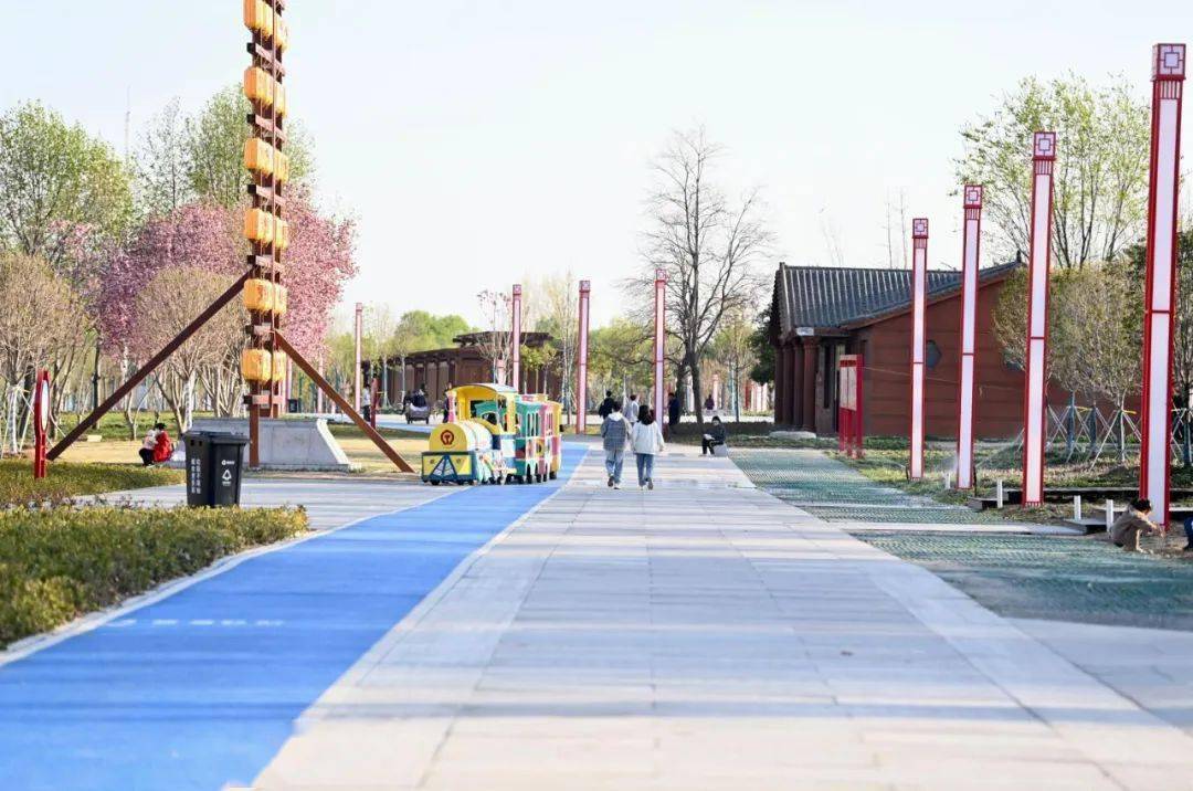 春意盎然绽放美丽美景如画花香弥漫春暖花开,在上蔡县蔡明园公园里