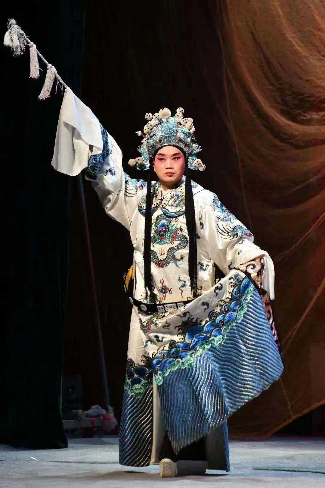 03剧情简介隋末,瓦岗寨义军的营外忽然有人要与罗艺认亲,罗艺拒认,反